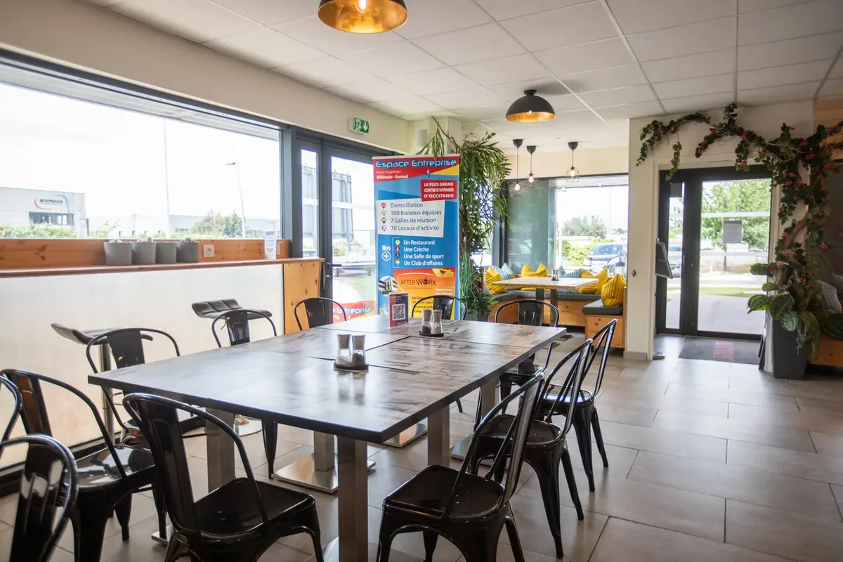 Salle du restaurant Ô Resto Garosud — déjeuner de groupe stagiaires en formation Salle du restaurant Ô Resto Garosud — déjeuner de groupe stagiaires en formation