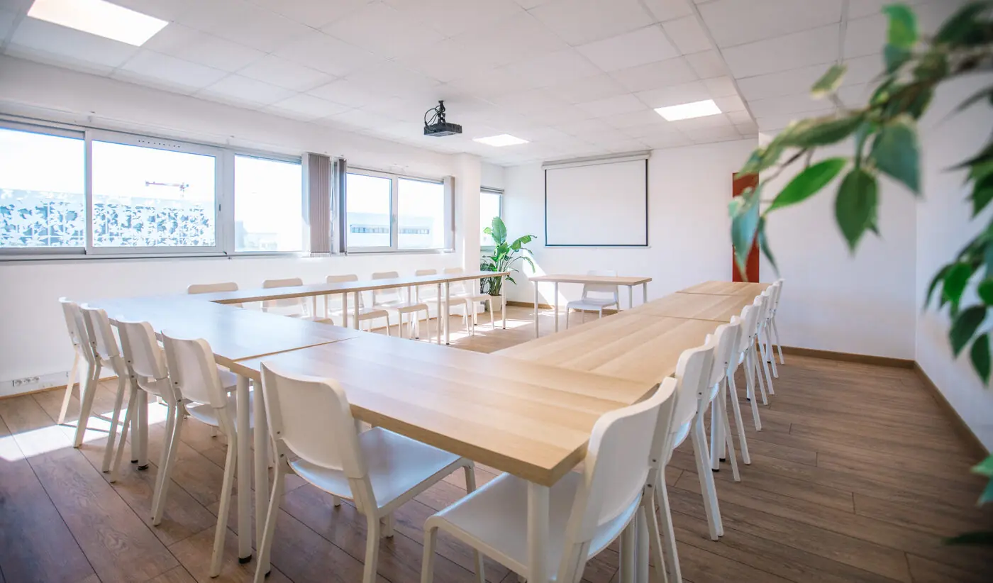 Salle de formation lumineuse Millénaire Montpellier — 30 stagiaires bois clair