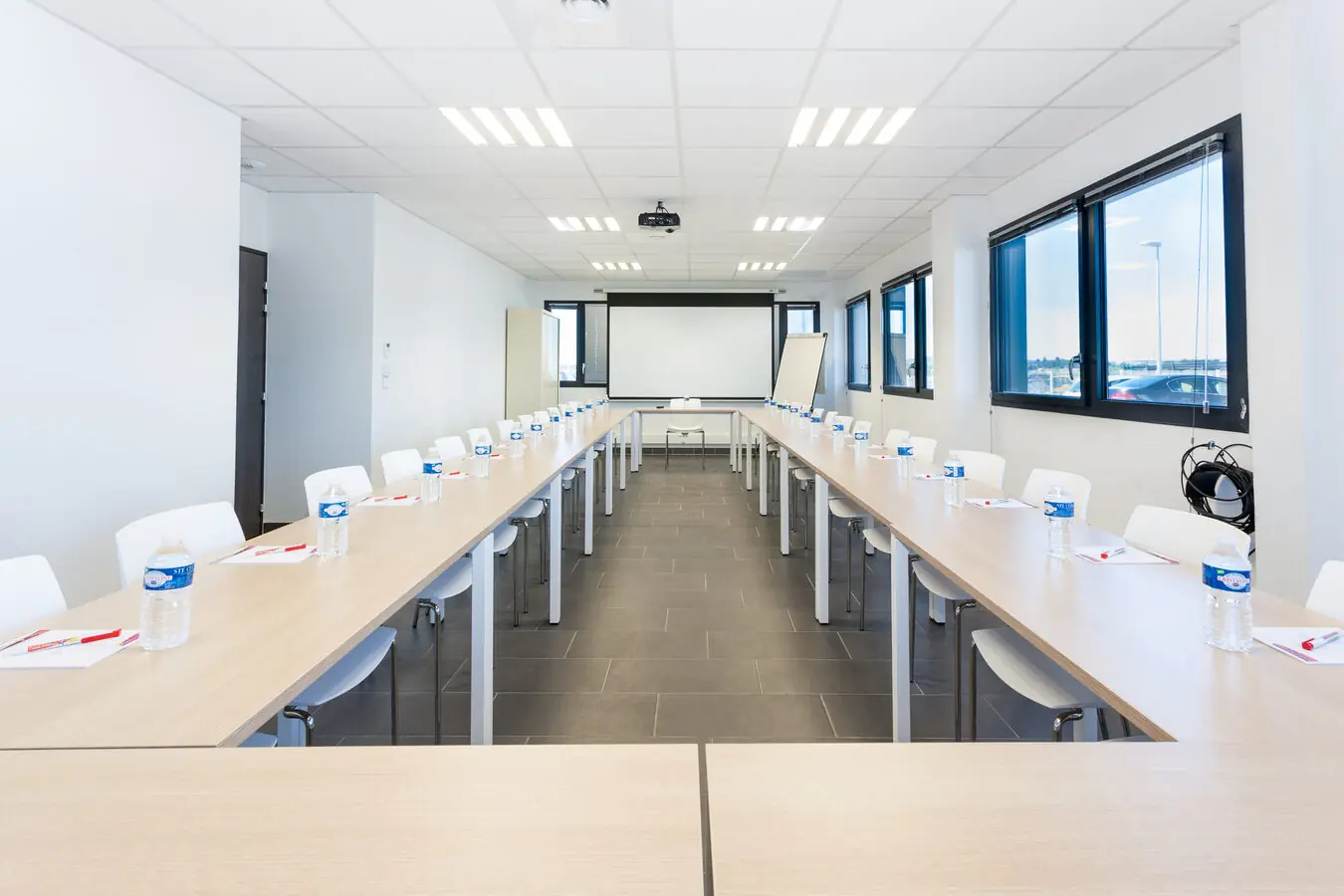 Grande salle de formation 100 personnes Garosud Montpellier — configuration théâtre Grande salle de formation 100 personnes Garosud Montpellier — configuration théâtre