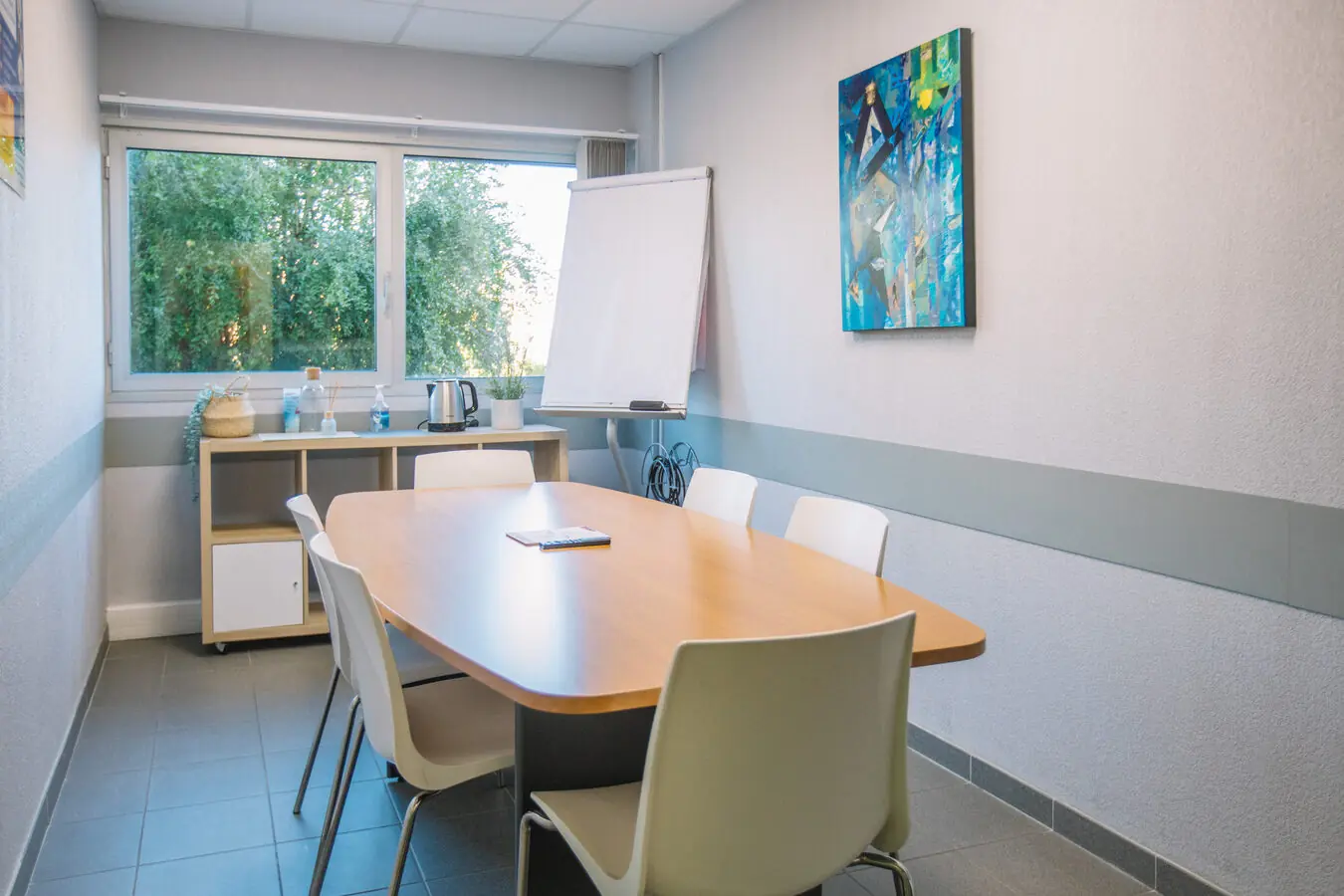 Petite salle de formation Montpellier — groupe restreint table centrale
