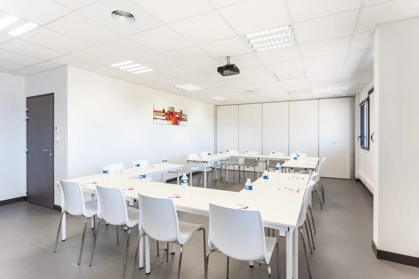 Salle de formation équipée Montpellier — disposition en U vidéoprojecteur HD